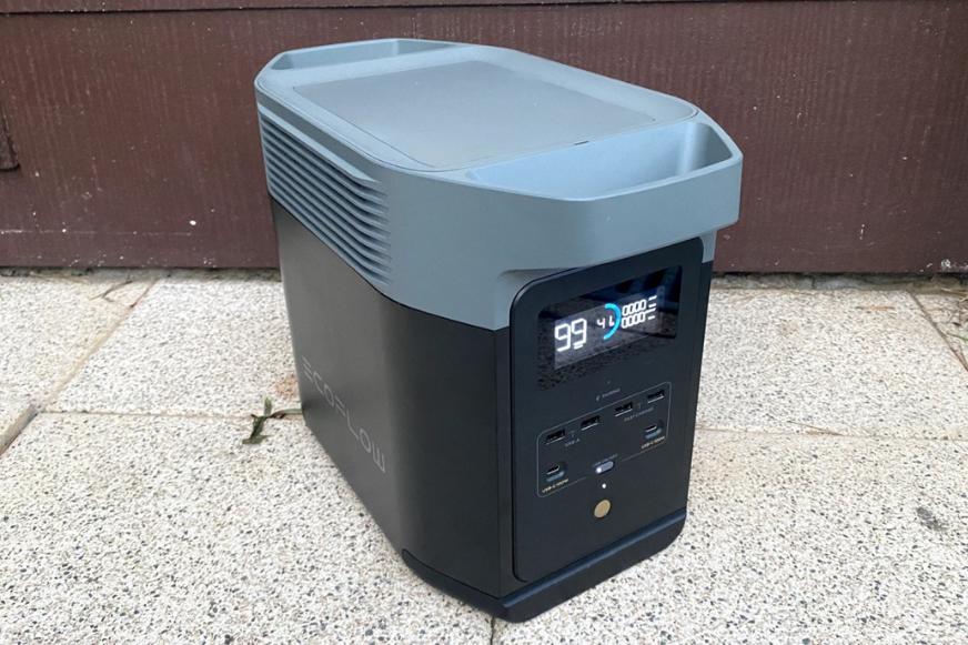 Der EcoFlow PowerStream Delta 2 Max Speicher steht im Test auf dem Boden.